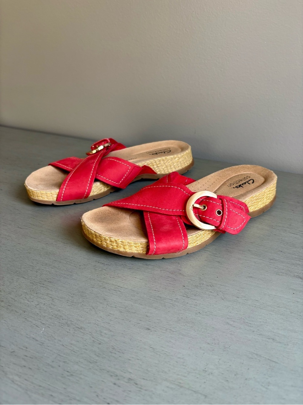 Clarks Collection Reileigh May Nubuck Red Crisscross Slide Buckle Sandal Sz 7.5 - Picture 2 of 12